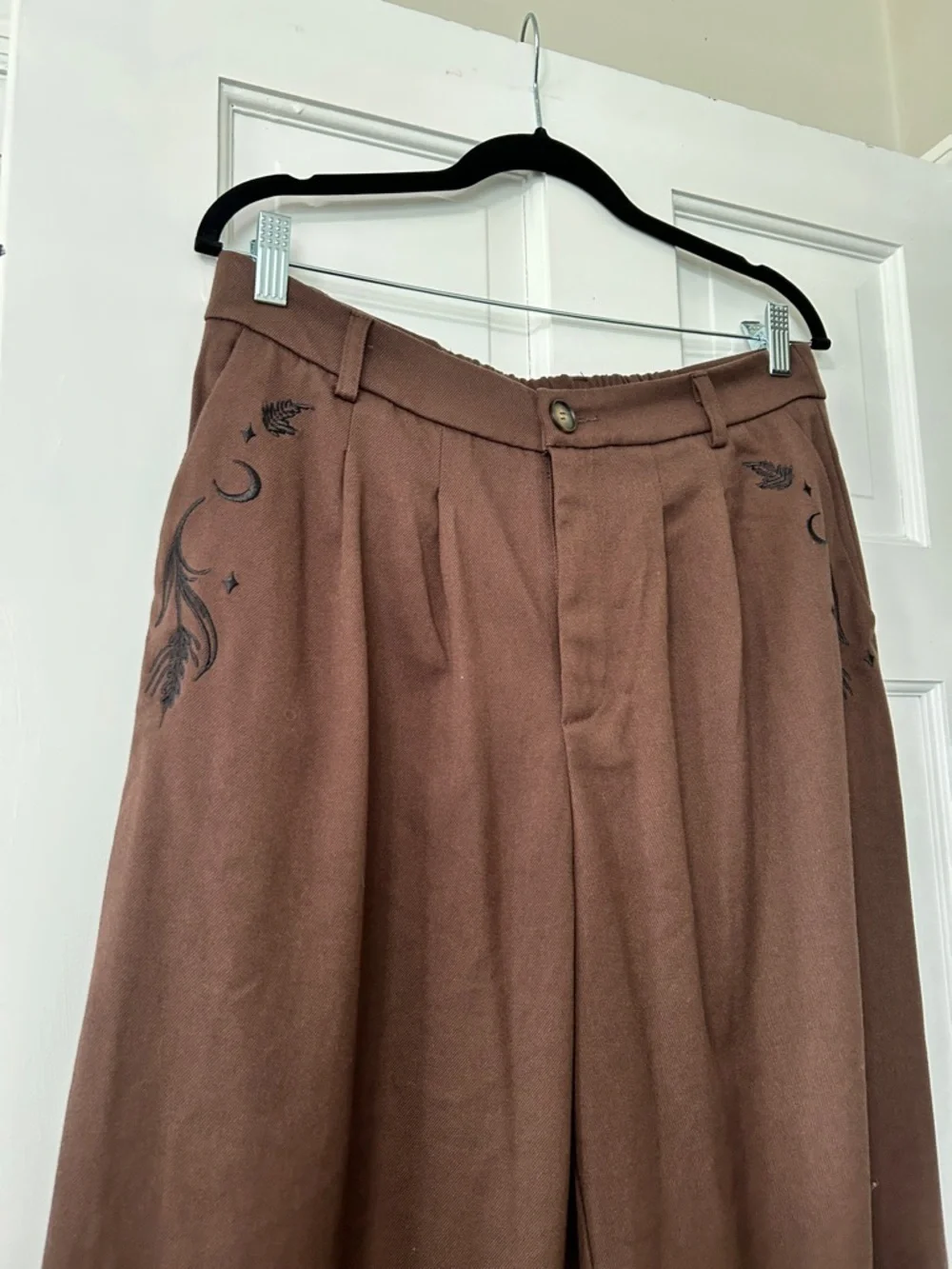 Disturbia Brown High-Waist Pleated Trousers with Cuffed Ankles - Picture 5 of 7